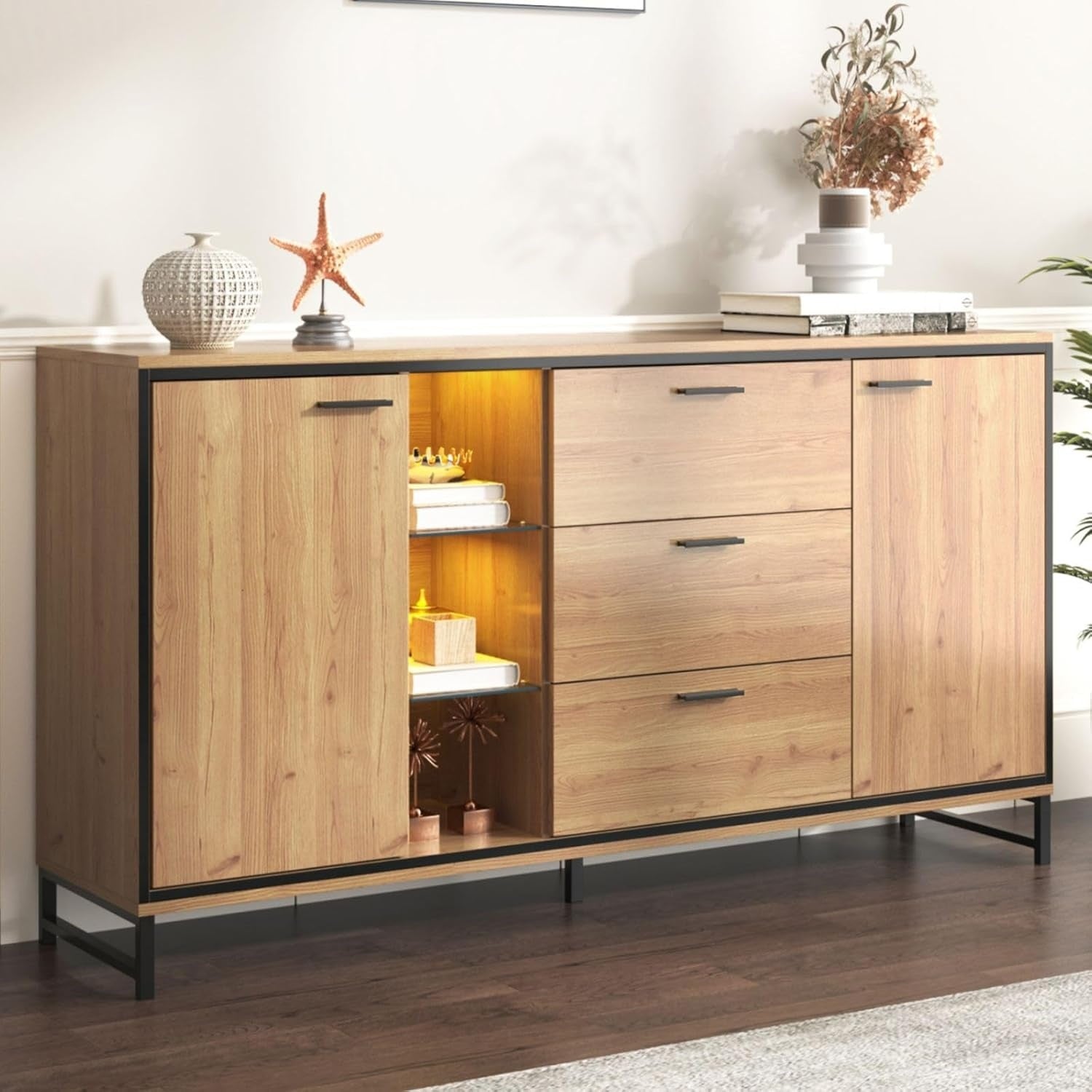 Commode buffet en bois naturel avec deux portes, trois tiroirs et usage polyvalent