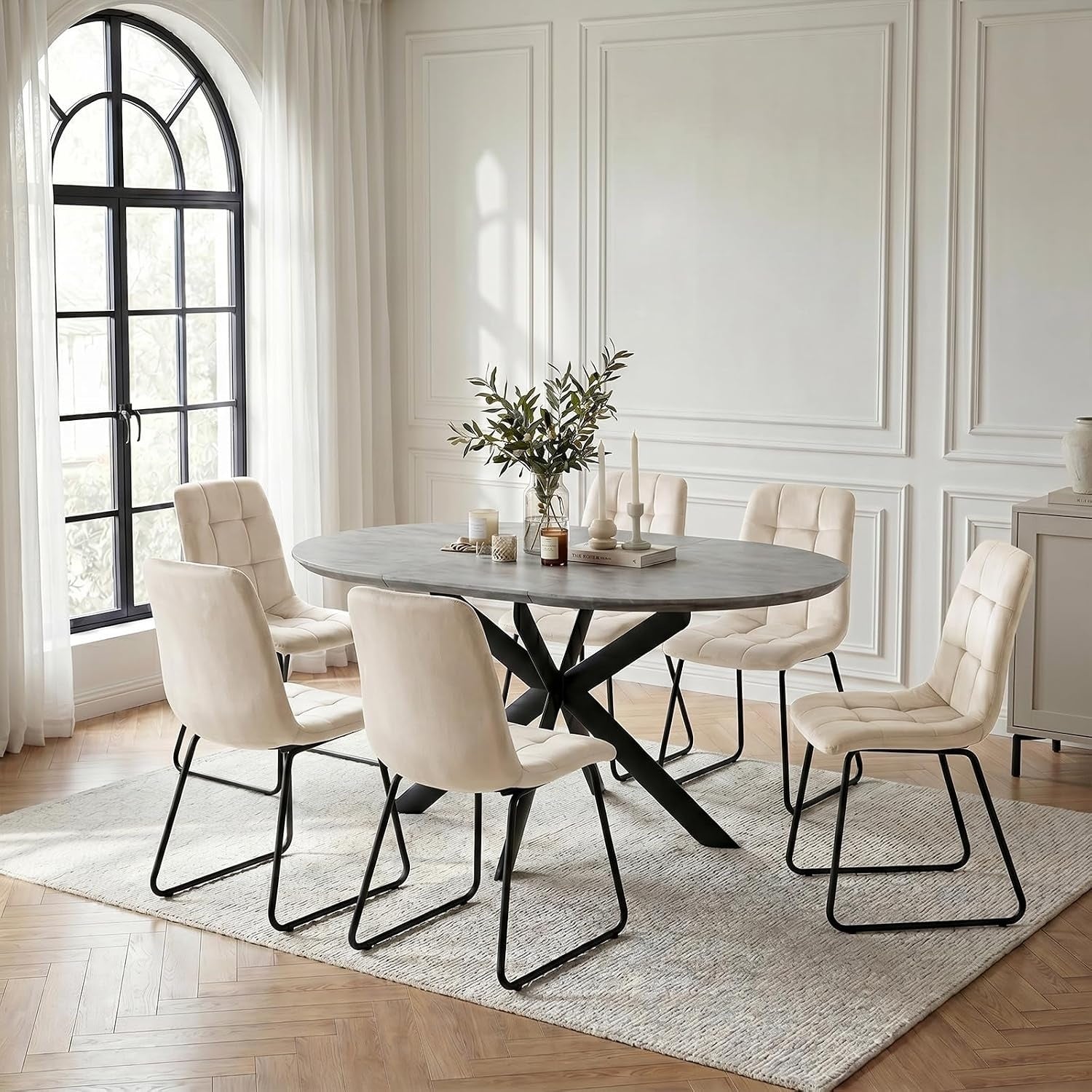 Ensemble repas extensible six places avec table ronde transformable en ovale 110 a 150 cm et chaises en flanelle beige