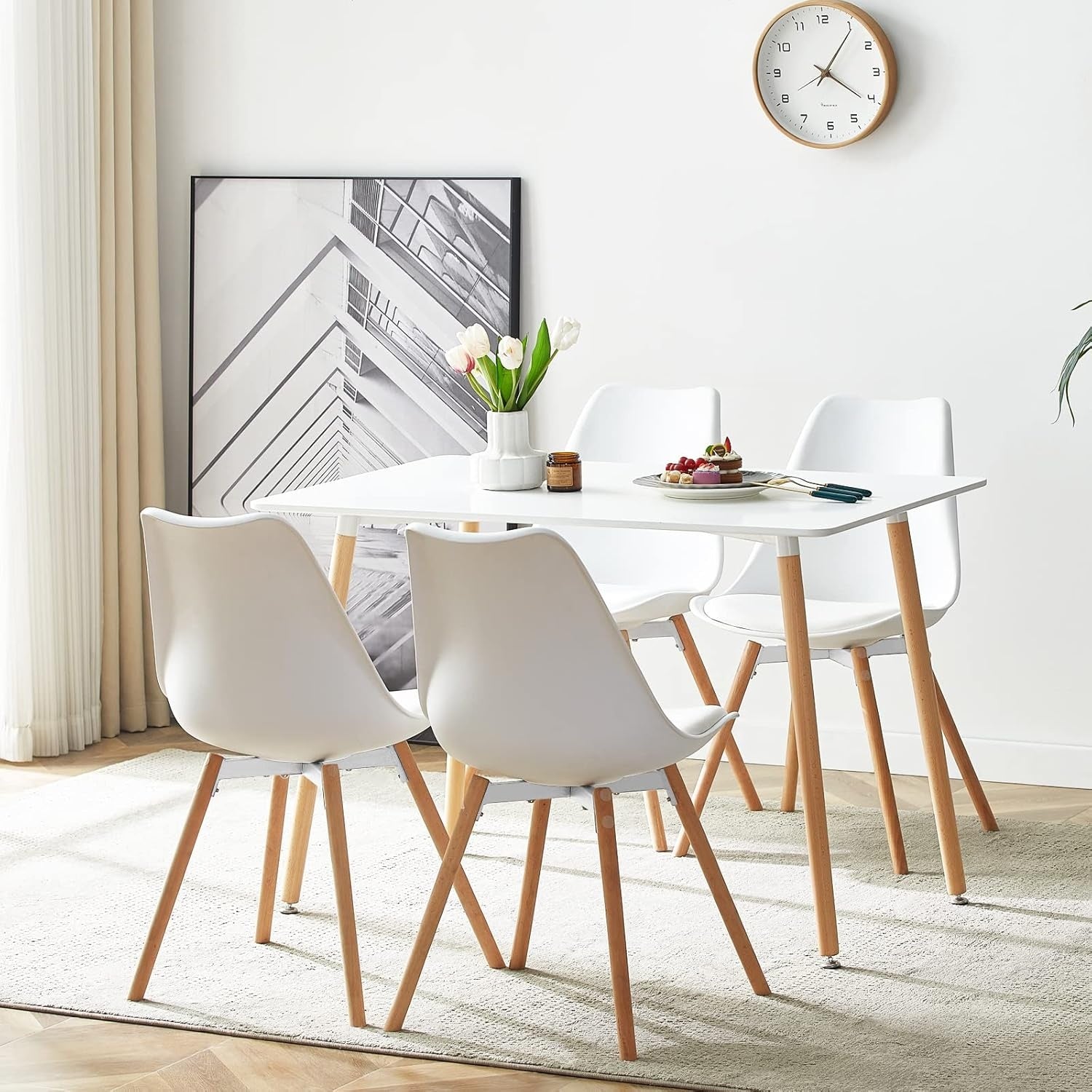 Ensemble table rectangulaire blanche avec quatre chaises assorties, solution complete pour petit espace repas