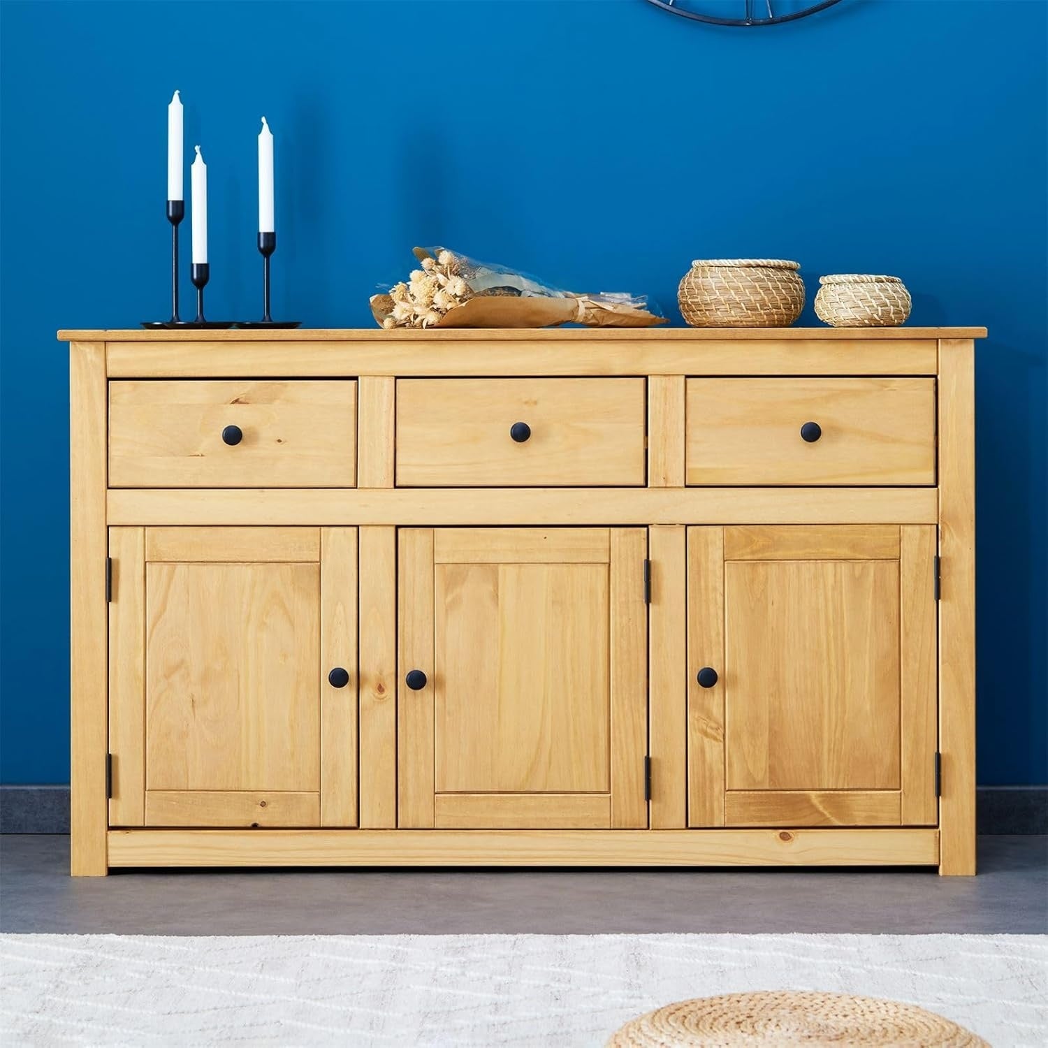 Buffet bas 135 cm en bois massif avec trois portes et trois tiroirs, finition laquee style maison de campagne